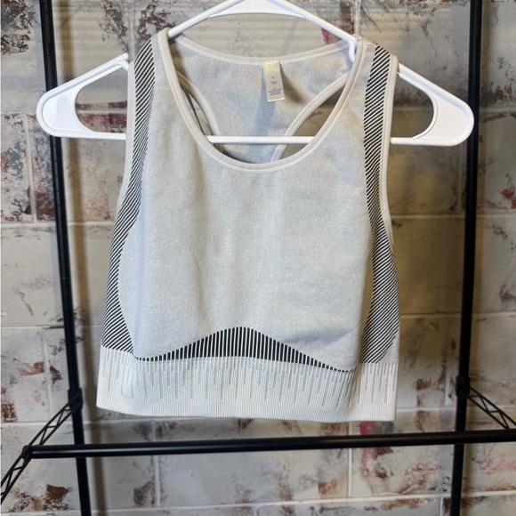 Stylish Gray Sports Bra and Leggings Set Sz L - Picture 8 of 13